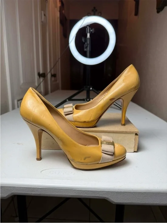 Salvatore Ferragamo Yellow
Patent Vara
Bow Peep Toe Platform Pumps Sz
6.5 - Picture 13 of 13